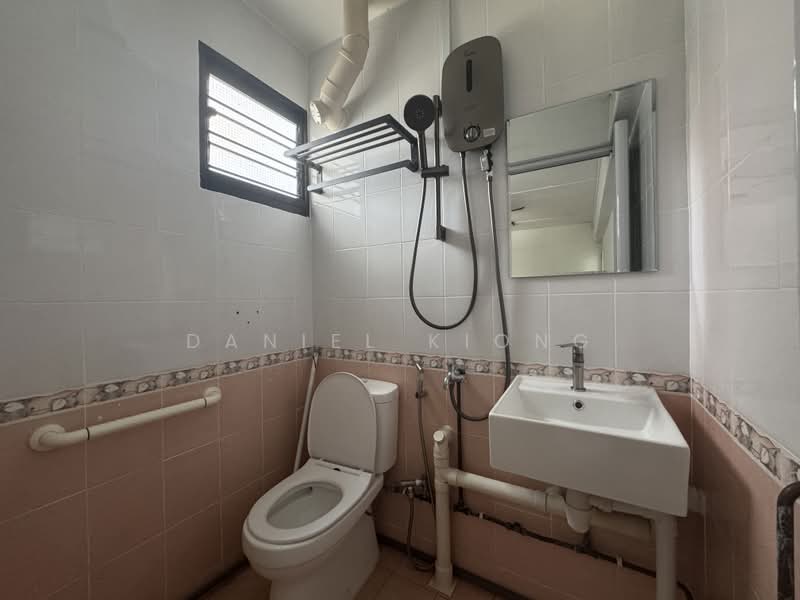 328 Clementi Avenue 2, 328 Clementi Avenue 2, 3 Bedrooms, 893 sqft, HDB Flat For Sale, by Daniel Kiong, 500221356 - Bathroom - PropertyGuru.com.sg