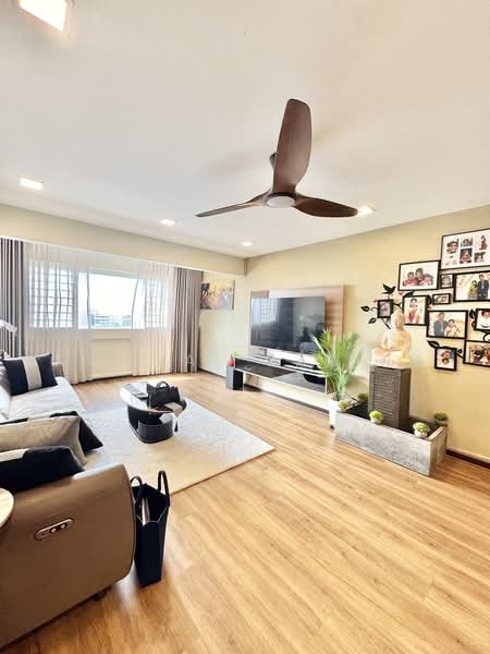 716 Ang Mo Kio Avenue 6, 716 Ang Mo Kio Avenue 6, 3 Bedrooms, 1,280 sqft, HDB Flat For Sale, by Noonal Farina, 500221359 - Living Room - PropertyGuru.com.sg