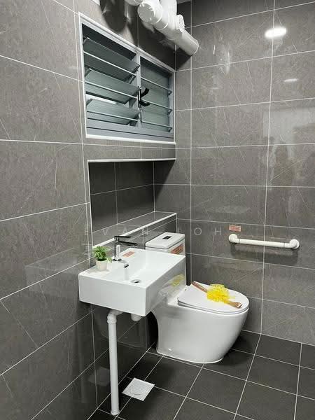706 Jurong West Street 71, 706 Jurong West Street 71, Boon Lay / Jurong / Tuas, 4 Bedrooms, 1,194 sqft, HDB Flat For Sale, by Evan Loh, 500221367 - Bathroom - PropertyGuru.com.sg