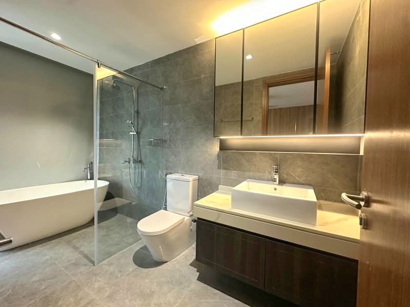 Jalan Jarak, Jalan Jarak, 6 Bedrooms, 5,255 sqft, Semi-Detached House For Sale, by Cindy Sim, 500221381 - Junior Master Bathroom - PropertyGuru.com.sg