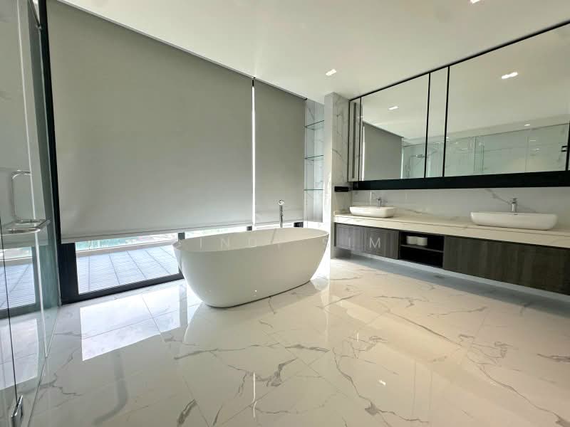 Jalan Jarak, Jalan Jarak, 6 Bedrooms, 5,255 sqft, Semi-Detached House For Sale, by Cindy Sim, 500221381 - Master Bathroom - PropertyGuru.com.sg