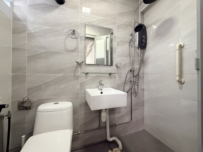 321 Ubi Avenue 1, 321 Ubi Avenue 1, 2 Bedrooms, 689 sqft, HDB Flat For Sale, by Sofian Roslan, 500221385 - Bathroom - PropertyGuru.com.sg
