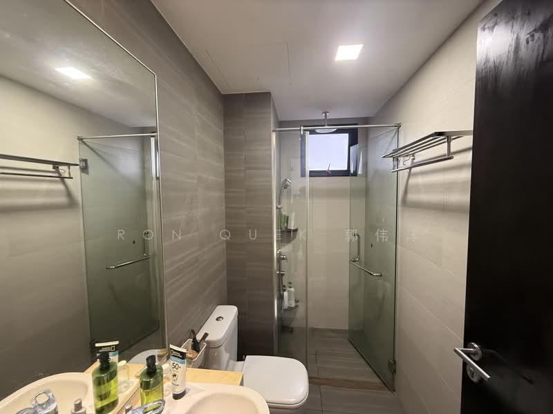 NottingHill Suites, 29A Toh Tuck Road, 2 Bedrooms, 581 sqft, Apartment For Sale, by Ron Quek 郭伟洋, 500221390 - Bathroom - PropertyGuru.com.sg