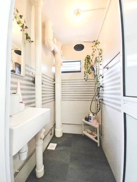 34 Bedok South Avenue 2, 34 Bedok South Avenue 2, 3 Bedrooms, 968 sqft, HDB Flat For Sale, by Natalie Lim, 500221406 - Bathroom - PropertyGuru.com.sg
