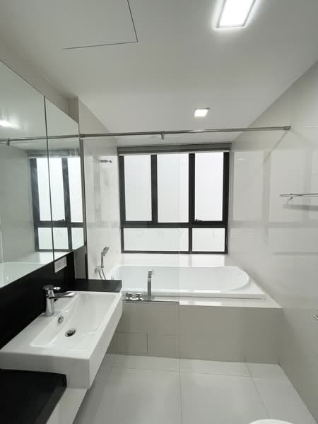 The Interlace, 190 Depot Road, 3 Bedrooms, 1,259 sqft, Condominium For Sale, by Anthony Lee, 500221412 - Bathroom - PropertyGuru.com.sg
