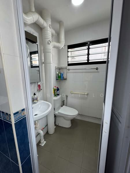 154 Hougang Street 11, 154 Hougang Street 11, 2 Bedrooms, 721 sqft, HDB Flat For Sale, by Shaun Dhillon, 500221418 - Bathroom - PropertyGuru.com.sg