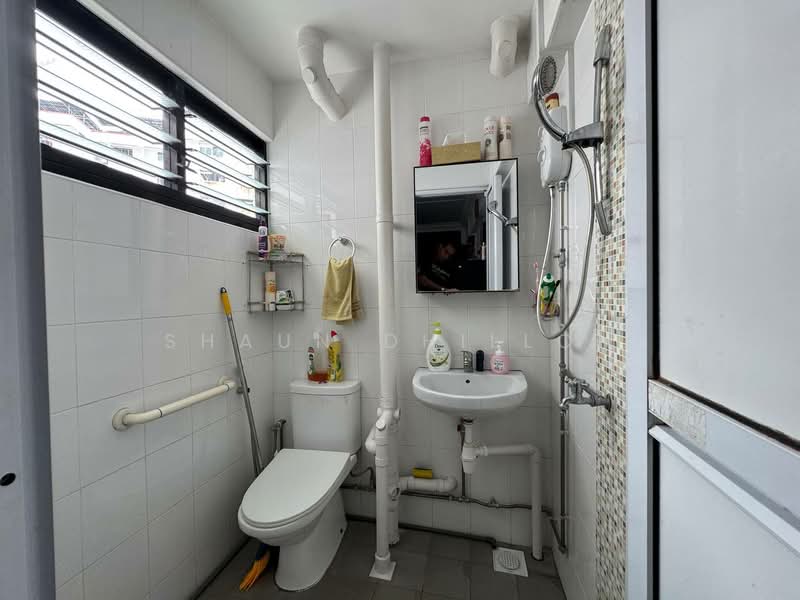 154 Hougang Street 11, 154 Hougang Street 11, 2 Bedrooms, 721 sqft, HDB Flat For Sale, by Shaun Dhillon, 500221418 - Bathroom - PropertyGuru.com.sg