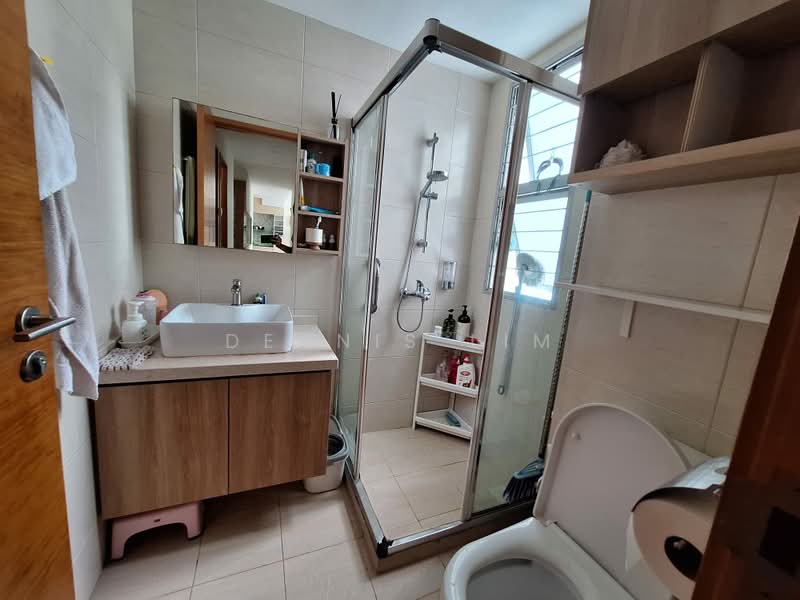 The Lakeshore, 33 Jurong West Street 41, 3 Bedrooms, 1,141 sqft, Condominium For Sale, by Dennis Lim, 500221484 - Bathroom - PropertyGuru.com.sg