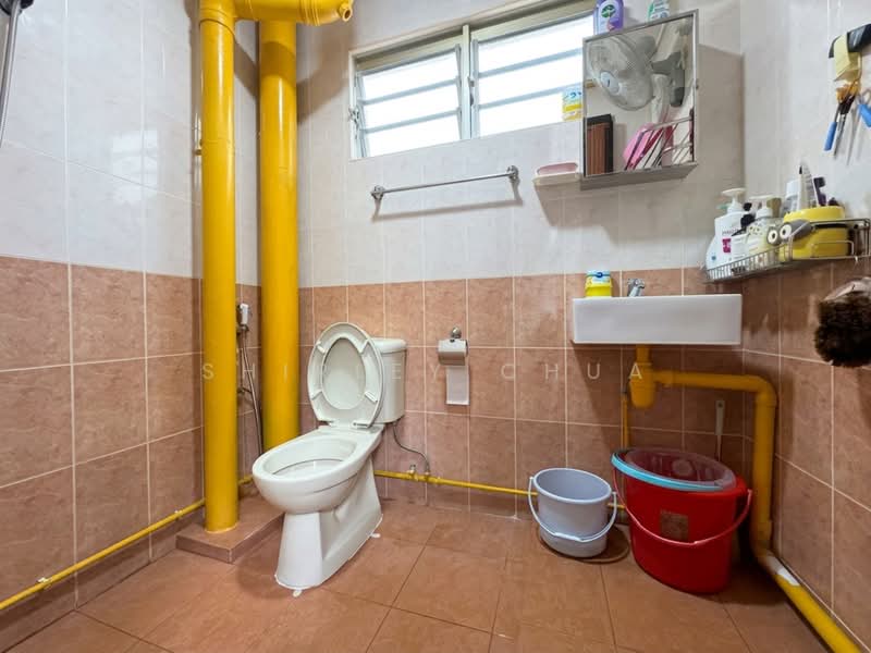 123 Bedok Reservoir Road, 123 Bedok Reservoir Road, 3 Bedrooms, 904 sqft, HDB Flat For Sale, by Shirley Chua, 500221491 - Bathroom - PropertyGuru.com.sg
