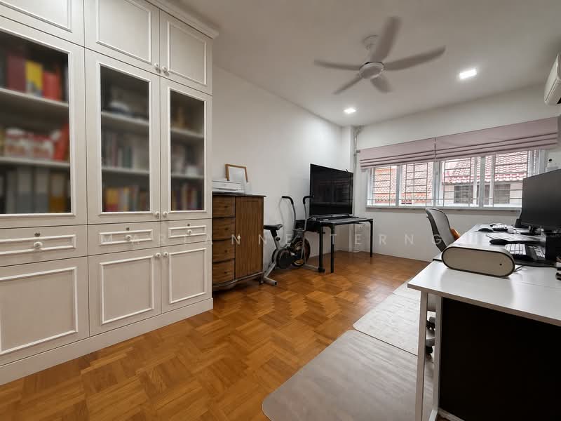 Serangoon Garden Estate, Chuan Terrace | Chuan Walk | Colchester Grove | Coniston Grove | Cardiff Grove | Conway Grove | Chiselhurst Grove | Carisbrooke Grove | Crichton Close | Cooling Close | Chartwell Drive | Brockhampton Drive | Farleigh Avenue | Huddington Avenue, 5 Bedrooms, 3,150 sqft, Terraced House For Sale, by Marianne Terng, 500221503 - Bedroom / Office - PropertyGuru.com.sg
