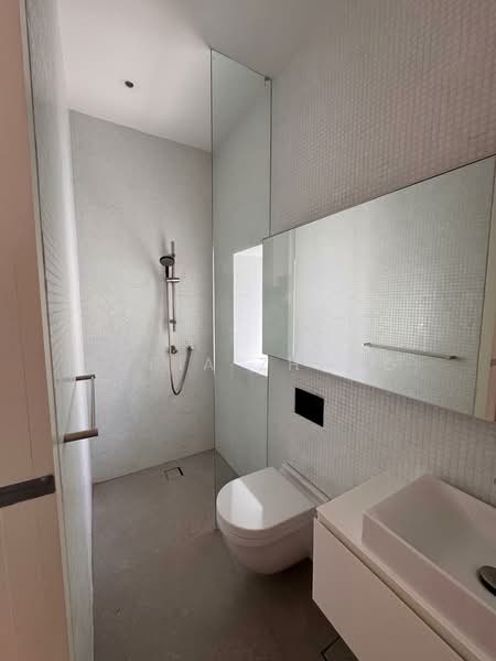 Designer Renovated Bungalow with Pool at Duchess Rd - 6B7B plus Helper room, Duchess Road, 6 Bedrooms, 6,000 sqft, Detached House For Rent, by Sofia Zhang, 500221505 - Bathroom - PropertyGuru.com.sg