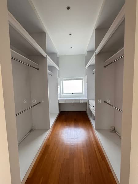 Designer Renovated Bungalow with Pool at Duchess Rd - 6B7B plus Helper room, Duchess Road, 6 Bedrooms, 6,000 sqft, Detached House For Rent, by Sofia Zhang, 500221505 - Walk-in Closet - PropertyGuru.com.sg