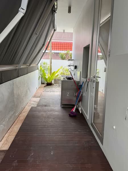 Designer Renovated Bungalow with Pool at Duchess Rd - 6B7B plus Helper room, Duchess Road, 6 Bedrooms, 6,000 sqft, Detached House For Rent, by Sofia Zhang, 500221505 - Side Yard - PropertyGuru.com.sg