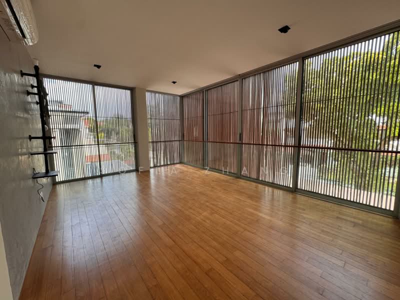 Designer Renovated Bungalow with Pool at Duchess Rd - 6B7B plus Helper room, Duchess Road, 6 Bedrooms, 6,000 sqft, Detached House For Rent, by Sofia Zhang, 500221505 - Junior Master - PropertyGuru.com.sg