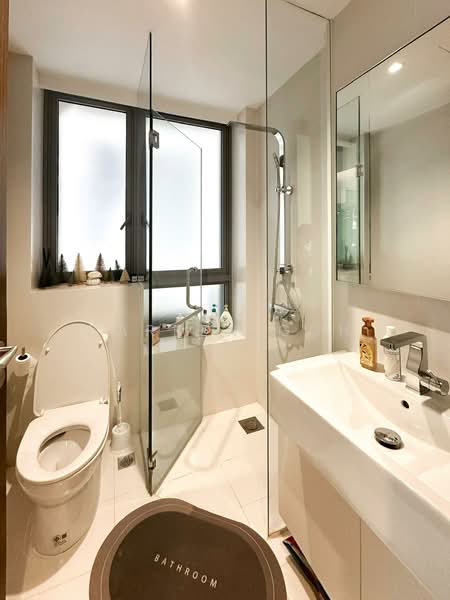 Ascentia Sky, 1 Alexandra View, 2 Bedrooms, 947 sqft, Apartment For Rent, by Darren Goh, 500221539 - Common Bathroom - PropertyGuru.com.sg