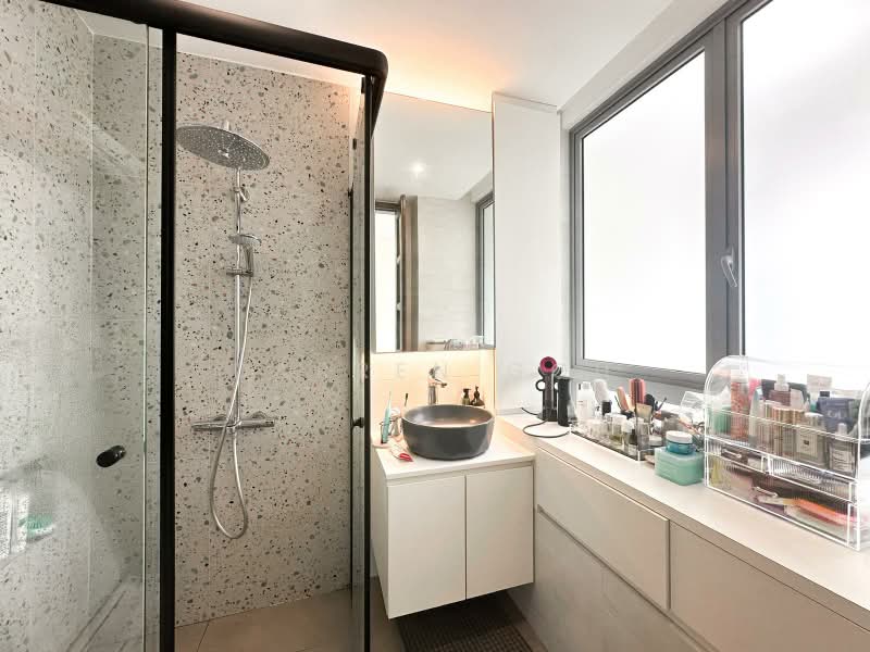 Ascentia Sky, 1 Alexandra View, 2 Bedrooms, 947 sqft, Apartment For Rent, by Darren Goh, 500221539 - Master Bathroom - PropertyGuru.com.sg