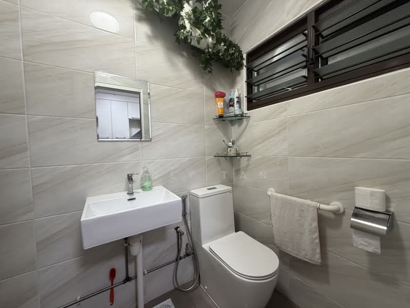 Blk 191 Bukit Batok west ave 6, Blk 191 Bukit Batok west ave 6, 4 Bedrooms, 1,292 sqft, HDB Flat For Sale, by Joey Tan, 500221545 - Bathroom - PropertyGuru.com.sg