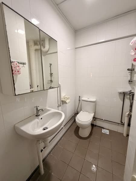 721 Bedok Reservoir Road, 721 Bedok Reservoir Road, 3 Bedrooms, 1,592 sqft, HDB Flat For Sale, by Nizam Firdaus, 500221548 - Bathroom - PropertyGuru.com.sg