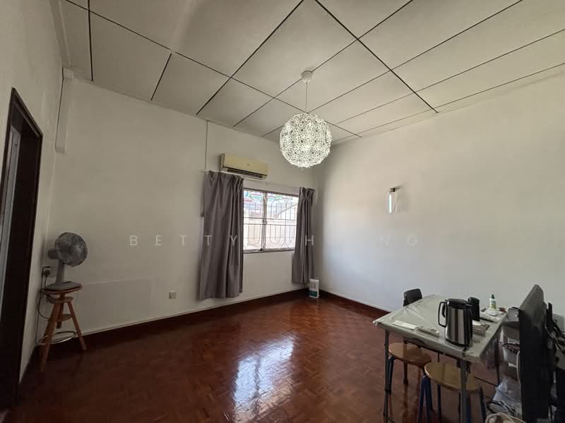 Fulton Avenue, Fulton Avenue, 3 Bedrooms, 2,100 sqft, Terraced House For Sale, by Betty Chiang, 500221563 - Master Room - PropertyGuru.com.sg