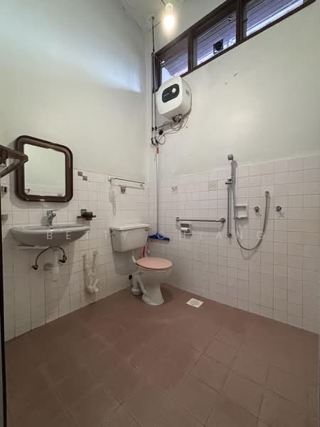 Fulton Avenue, Fulton Avenue, 3 Bedrooms, 2,100 sqft, Terraced House For Sale, by Betty Chiang, 500221563 - Bathroom - PropertyGuru.com.sg