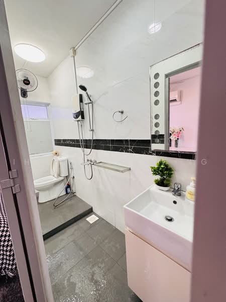 Lagoon View, 5000L Marine Parade Road, Room Rental, 80 sqft, Apartment For Rent, by LEO, 500221586 - Bathroom - PropertyGuru.com.sg