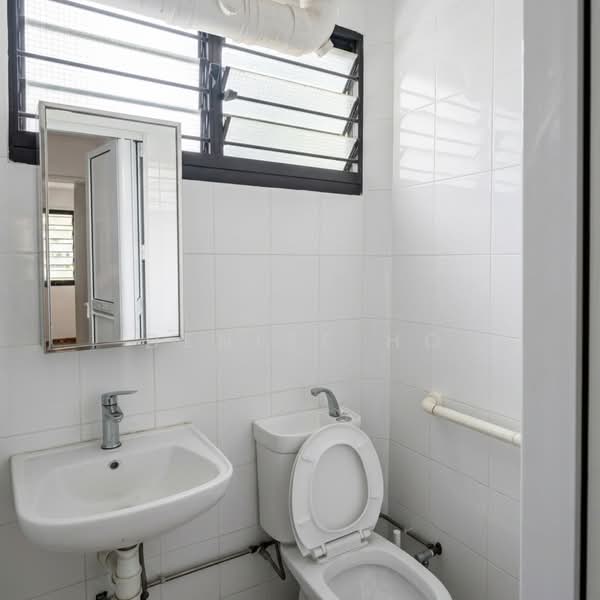 405 Woodlands Street 41, 405 Woodlands Street 41, 3 Bedrooms, 900 sqft, HDB Flat For Rent, by Denise Ho, 500221587 - Bathroom - PropertyGuru.com.sg