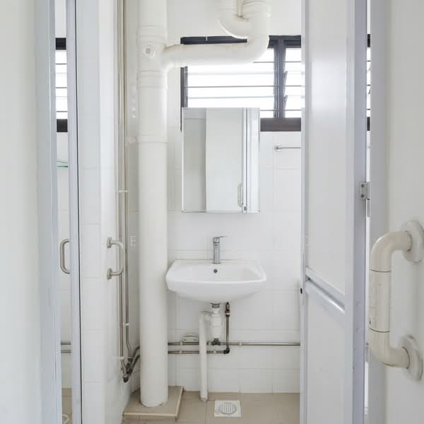 405 Woodlands Street 41, 405 Woodlands Street 41, 3 Bedrooms, 900 sqft, HDB Flat For Rent, by Denise Ho, 500221587 - Bathroom - PropertyGuru.com.sg