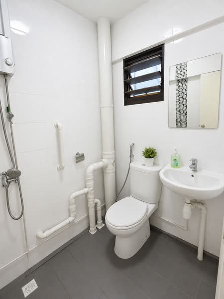 303 Jurong East Street 32, 303 Jurong East Street 32, 2 Bedrooms, 731 sqft, HDB Flat For Rent, by Anthony Sentosa, 500221590 - Bathroom - PropertyGuru.com.sg