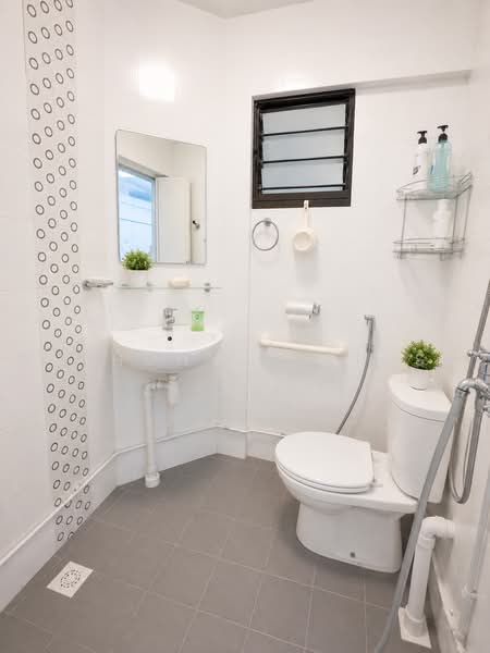 303 Jurong East Street 32, 303 Jurong East Street 32, 2 Bedrooms, 731 sqft, HDB Flat For Rent, by Anthony Sentosa, 500221590 - Bathroom - PropertyGuru.com.sg