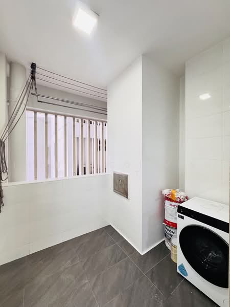 Trellis Towers, 700 Toa Payoh Lorong 1, Room Rental, 80 sqft, Condominium For Rent, by LEO, 500221618 - Balcony - PropertyGuru.com.sg