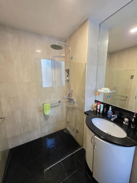 The Lighthouse, 161 Jalan Loyang Besar, 3 Bedrooms, 1,841 sqft, Condominium For Sale, by Leo Hwang, 500221620 - Bathroom - PropertyGuru.com.sg