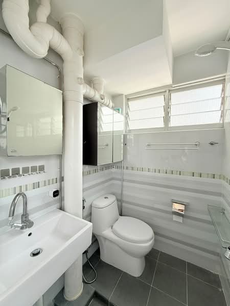214 Bedok North Street 1, 214 Bedok North Street 1, 2 Bedrooms, 732 sqft, HDB Flat For Rent, by James Yeo, 500221636 - Bathroom - PropertyGuru.com.sg