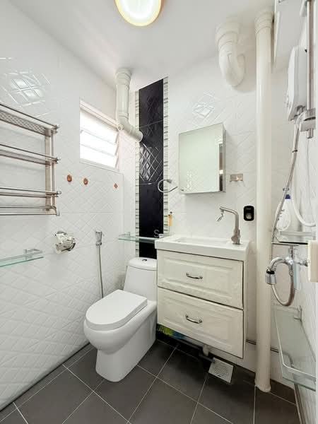 214 Bedok North Street 1, 214 Bedok North Street 1, 2 Bedrooms, 732 sqft, HDB Flat For Rent, by James Yeo, 500221636 - Bathroom - PropertyGuru.com.sg