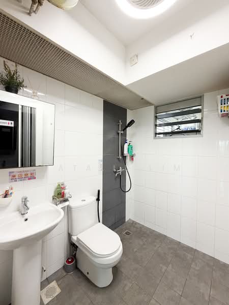 623C Punggol Central, 623C Punggol Central, Hougang / Punggol / Sengkang, 3 Bedrooms, 1,022 sqft, HDB Flat For Sale, by Natalie Lim, 500221658 - Bathroom - PropertyGuru.com.sg