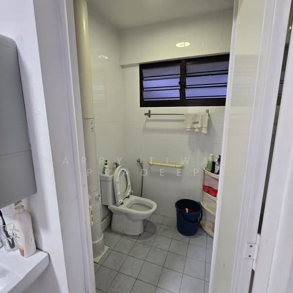 42 Cambridge Road, 42 Cambridge Road, 3 Bedrooms, 771 sqft, HDB Flat For Rent, by Parry Tiwari Pradeep, 500221671 - Bathroom - PropertyGuru.com.sg