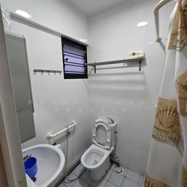 42 Cambridge Road, 42 Cambridge Road, 3 Bedrooms, 771 sqft, HDB Flat For Rent, by Parry Tiwari Pradeep, 500221671 - Bathroom - PropertyGuru.com.sg