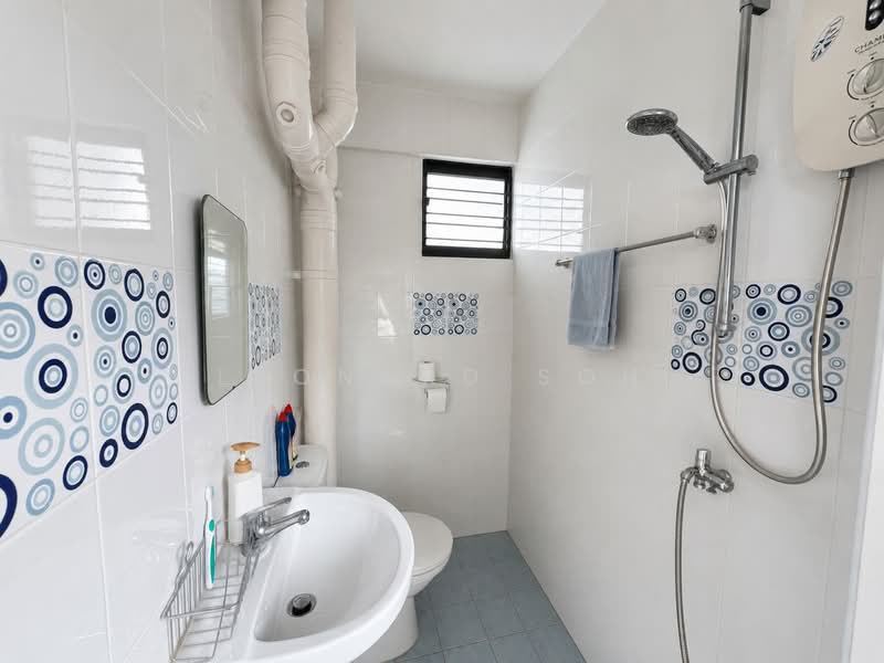 329 Serangoon Avenue 3, 329 Serangoon Avenue 3, 3 Bedrooms, 904 sqft, HDB Flat For Sale, by Leonard Soh, 500221721 - Bathroom - PropertyGuru.com.sg