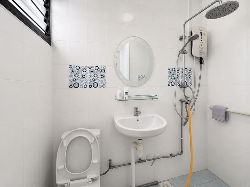 329 Serangoon Avenue 3, 329 Serangoon Avenue 3, 3 Bedrooms, 904 sqft, HDB Flat For Sale, by Leonard Soh, 500221721 - Bathroom - PropertyGuru.com.sg