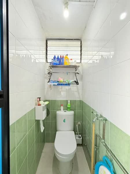 76 Bedok North Road, 76 Bedok North Road, 2 Bedrooms, 753 sqft, HDB Flat For Sale, by James Yeo, 500221739 - Bathroom - PropertyGuru.com.sg