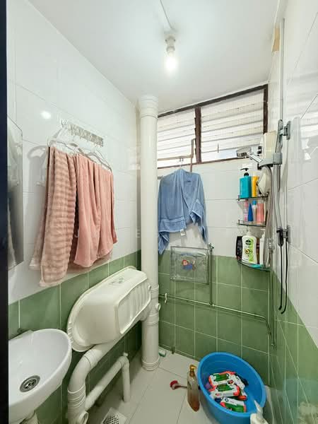 76 Bedok North Road, 76 Bedok North Road, 2 Bedrooms, 753 sqft, HDB Flat For Sale, by James Yeo, 500221739 - Bathroom - PropertyGuru.com.sg