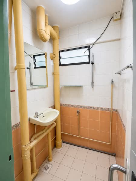23 Dover Crescent, 23 Dover Crescent, 3 Bedrooms, 947 sqft, HDB Flat For Rent, by Sarah Wong, 500221772 - Bathroom - PropertyGuru.com.sg