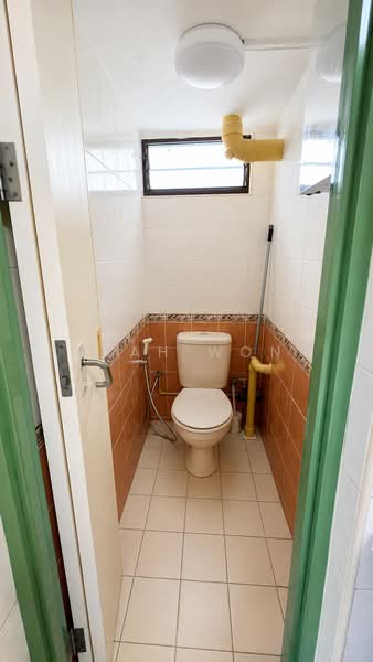 23 Dover Crescent, 23 Dover Crescent, 3 Bedrooms, 947 sqft, HDB Flat For Rent, by Sarah Wong, 500221772 - Bathroom - PropertyGuru.com.sg