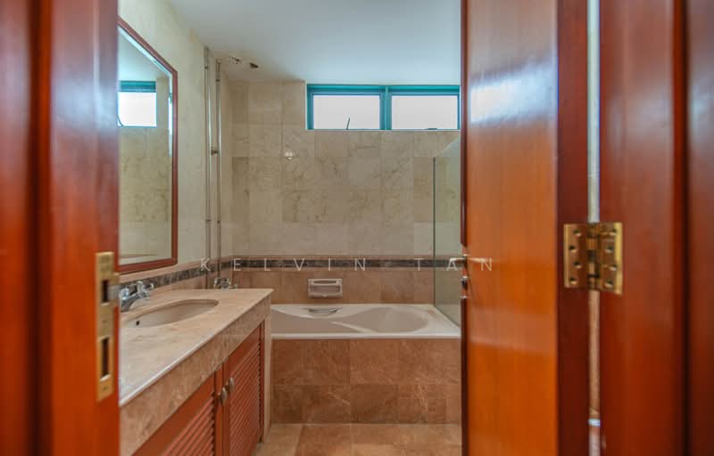 Tai Keng Villas, Jalan Kelichap, 6 Bedrooms, 3,300 sqft, Terraced House For Sale, by Kelvin Tan, 500221782 - Bathroom - PropertyGuru.com.sg