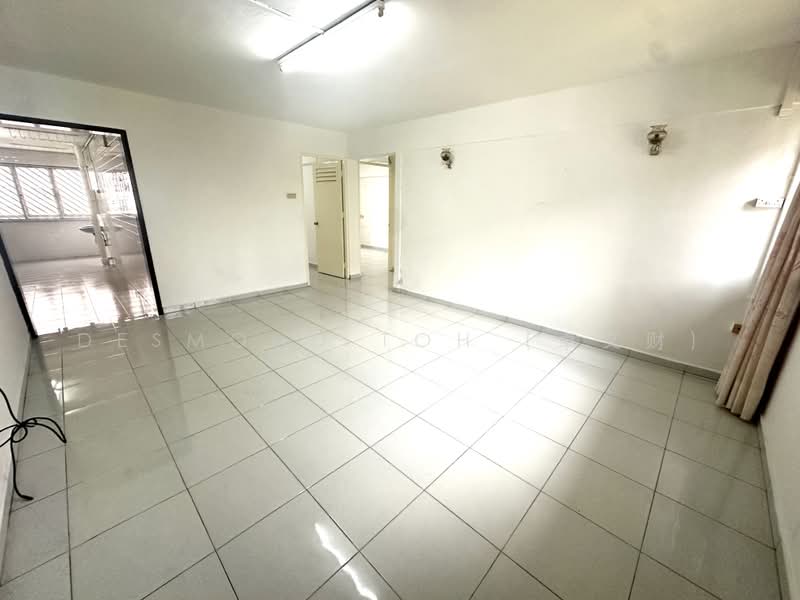 428 Bedok North Road, 428 Bedok North Road, 3 Bedrooms, 990 sqft, HDB Flat For Sale, by Desmond Toh (卓文财), 500221850 - Living Room - PropertyGuru.com.sg