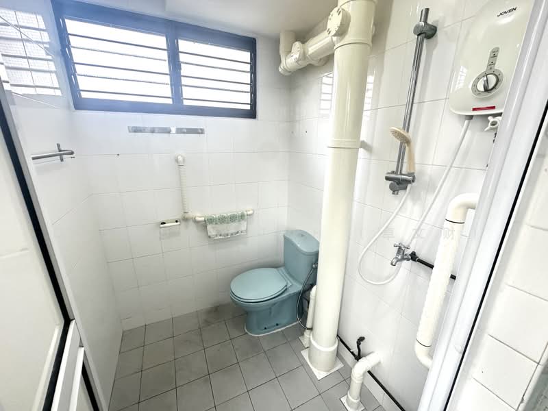 428 Bedok North Road, 428 Bedok North Road, 3 Bedrooms, 990 sqft, HDB Flat For Sale, by Desmond Toh (卓文财), 500221850 - Bathroom - PropertyGuru.com.sg