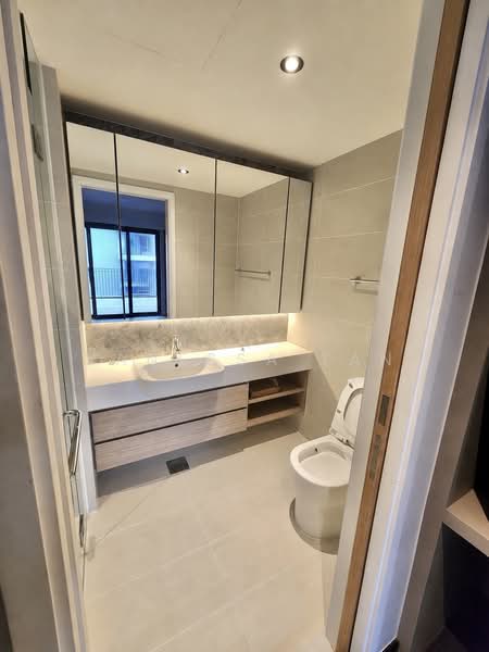 The Lakefront Residences, 42 Lakeside Drive, 2 Bedrooms, 990 sqft, Condominium For Sale, by Vanessa Tan, 500221858 - Bathroom - PropertyGuru.com.sg