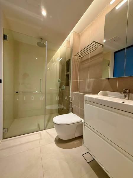Ensuite bedrooms apartment in Novena - 5 mins walk to MRT, , 2 Bedrooms, 1,060 sqft, Terraced House For Rent, by Liow Hai Ting, 500221875 - Bathroom - PropertyGuru.com.sg