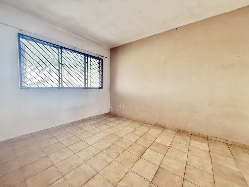 219 Petir Road, 219 Petir Road, 2 Bedrooms, 786 sqft, HDB Flat For Sale, by Zahidah Sauki, 500221879 - Common bedroom - PropertyGuru.com.sg