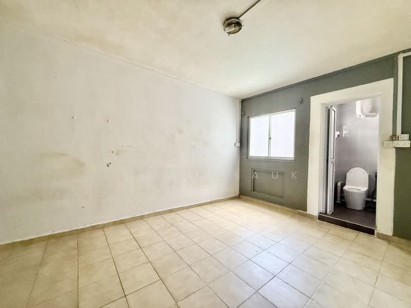 219 Petir Road, 219 Petir Road, 2 Bedrooms, 786 sqft, HDB Flat For Sale, by Zahidah Sauki, 500221879 - Master bedroom - PropertyGuru.com.sg