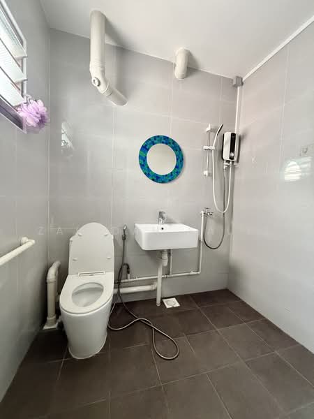 219 Petir Road, 219 Petir Road, 2 Bedrooms, 786 sqft, HDB Flat For Sale, by Zahidah Sauki, 500221879 - Bathroom - PropertyGuru.com.sg